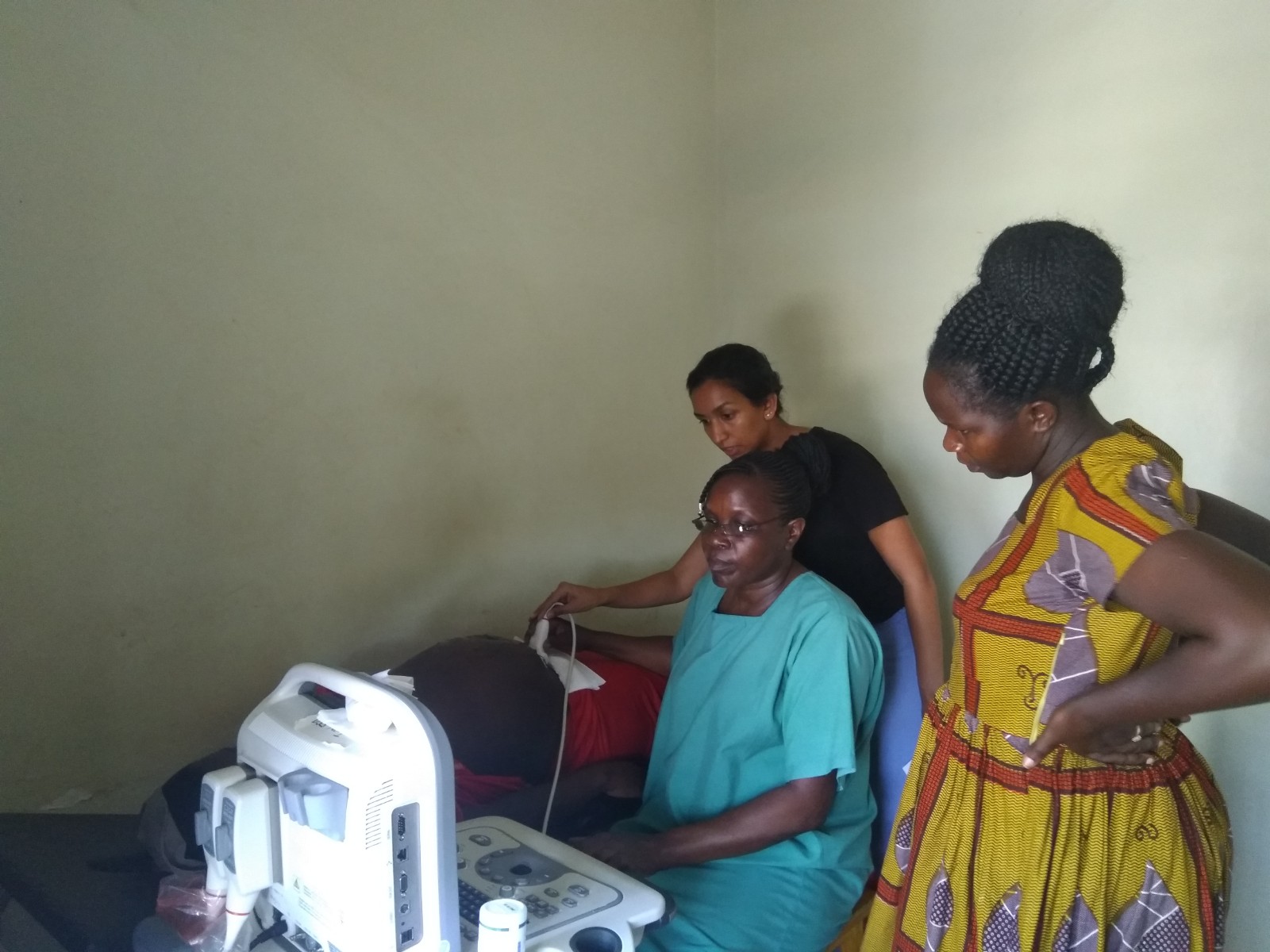 Midwives undergo training in basic obstetric ultrasound skills Midwives undergo training in basic obstetric ultrasound skills